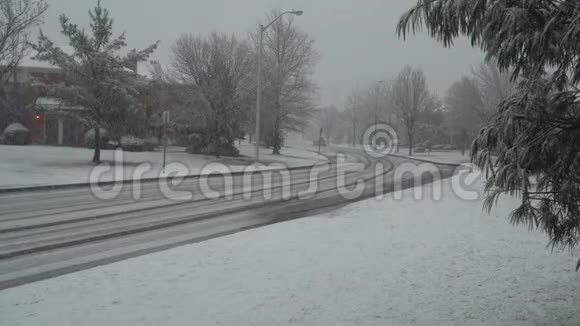 冬天的雪景落在村庄里寒冷的日子视频的预览图