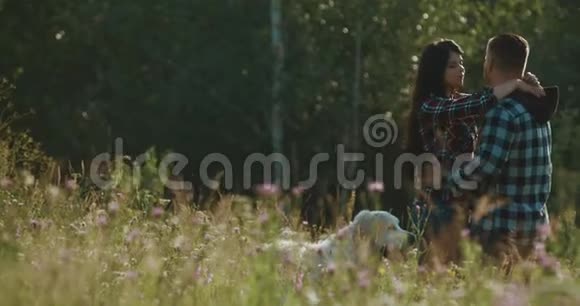 山区乡村的爱男人和女人穿着格子衬衫和他们的狗拉布拉多猎犬和杜伯曼一起跑视频的预览图