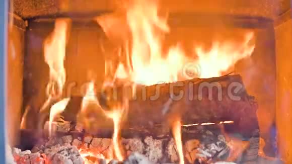 白天在一个自制的现代炉子里在耐火玻璃后面近距离燃烧木柴环保能源视频的预览图