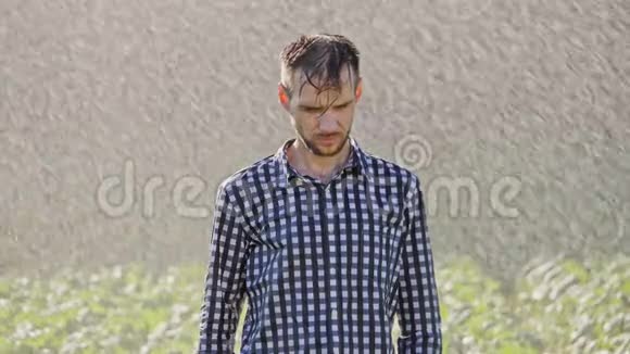 站在雨下悲伤的人的肖像超级慢动作视频的预览图