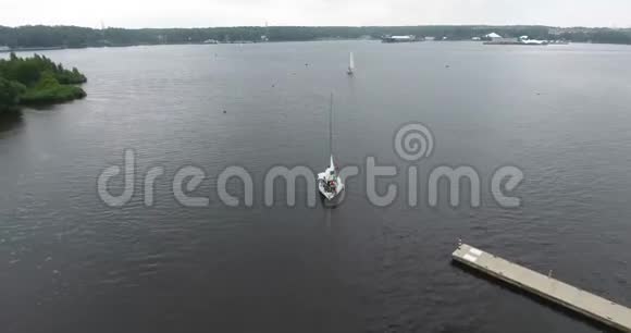 空中射击两艘游艇在开阔湖视频的预览图