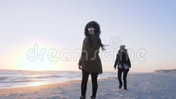 嬉皮士们的娱乐活动在日落的码头上女孩背着女朋友跳上太阳镜视频的预览图