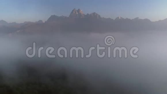 在佐治亚州的山谷中飞过云层空中摄影机拍摄雾视频的预览图