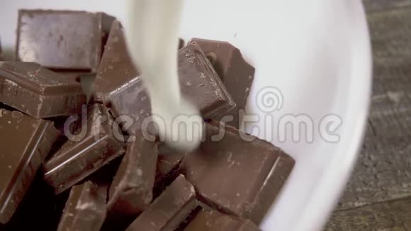 慢动作碎巧克力倒牛奶特写视频的预览图
