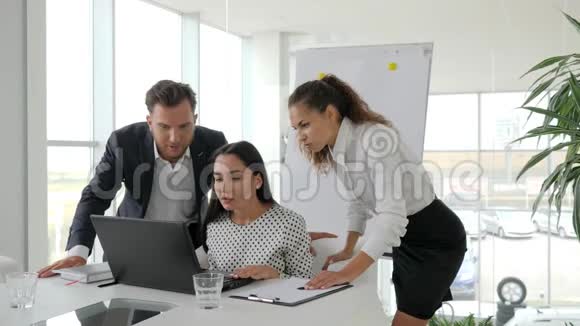 快乐的经理跳跃年轻的成功人士成功的交易团队在现代办公室情绪化的员工视频的预览图