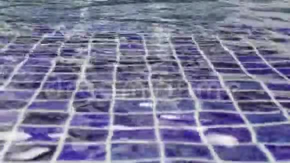 封闭蓝色游泳池马赛克地面视频的预览图