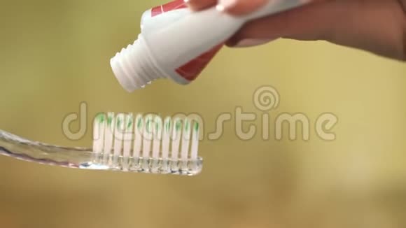白色牙膏挤在牙刷上女人手拿牙刷视频的预览图