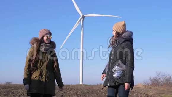 风力发电机漂亮的女朋友正在转动手指着逆天的风车视频的预览图