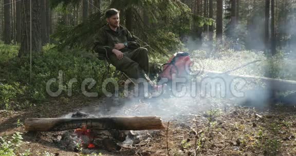 一个人坐在篝火旁视频的预览图