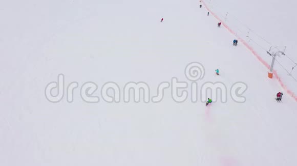 滑雪者和滑雪者在滑雪场的其他人手里拿着彩烟下山视频的预览图