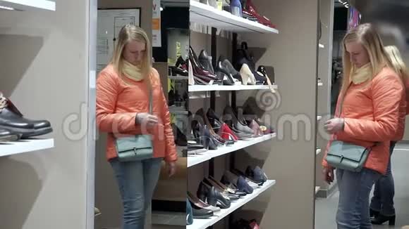 鞋店里的女人选择鞋子视频的预览图