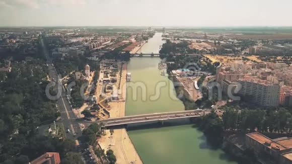 西班牙塞维利亚瓜达尔基维尔河上桥梁的鸟瞰图视频的预览图