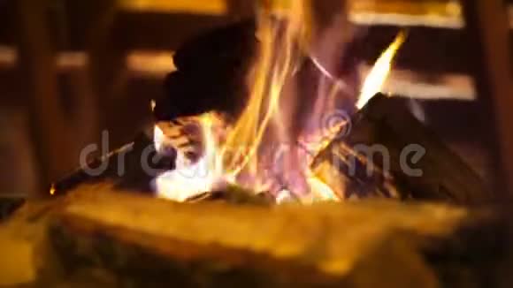 在舒适舒适的咖啡馆里壁炉里燃烧视频的预览图