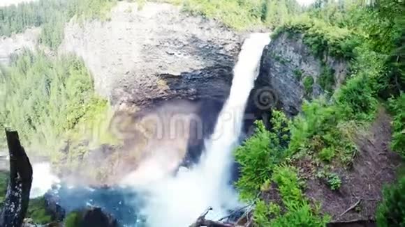 美丽的瀑布从悬崖上落下视频的预览图