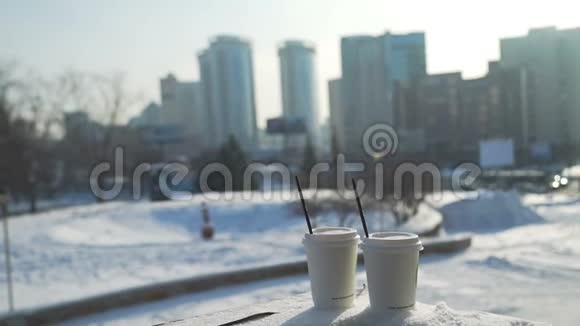 在雪和冬天的城市里喝两杯咖啡视频的预览图