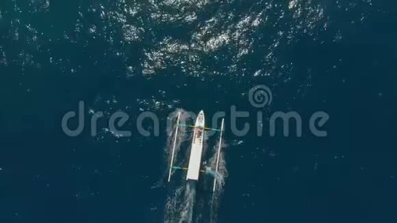 传统巴厘岛船只在公海上的空中拍摄前往印度尼西亚的旅行视频的预览图