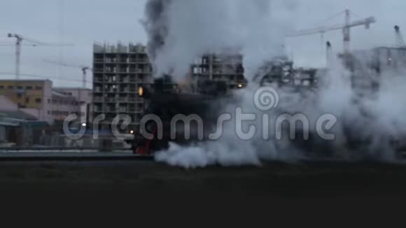 烟雾中蒸汽机车的剪影视频的预览图