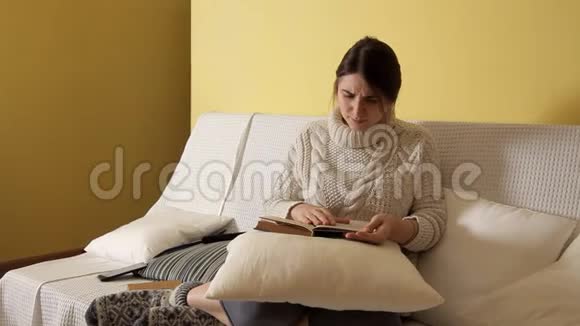在一个冬天的晚上小女孩穿着舒适温暖的毛衣在家里戴上眼镜看书冬天房子女孩视频的预览图