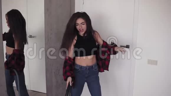 年轻女孩在打扫她的公寓时跳舞唱歌视频的预览图