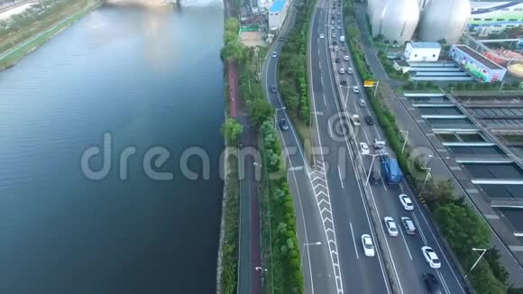 韩国釜山绥阳河交通高峰时间视频的预览图