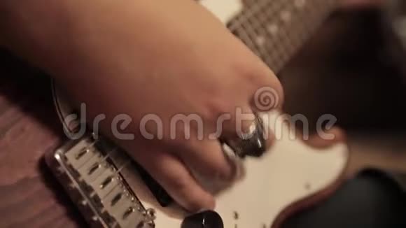 带着戒指的男性手弹电吉他视频的预览图