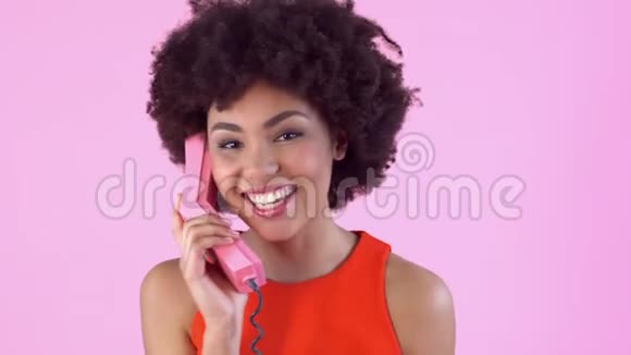 年轻女子工作室与粉红女子隔绝一天穿着红色衣服打电话聊天视频的预览图