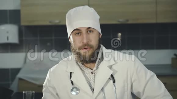 医生广告的肖像和镜头显示药丸4K视频的预览图