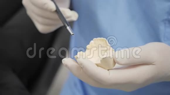 医生展示了下巴填充物和植入物医学健康口腔医学理念牙医治疗视频的预览图