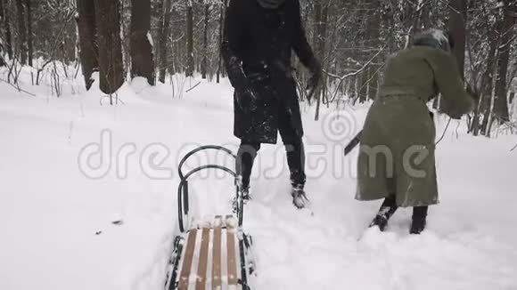 一男一女在公园的雪地里玩耍冬季乐趣视频的预览图
