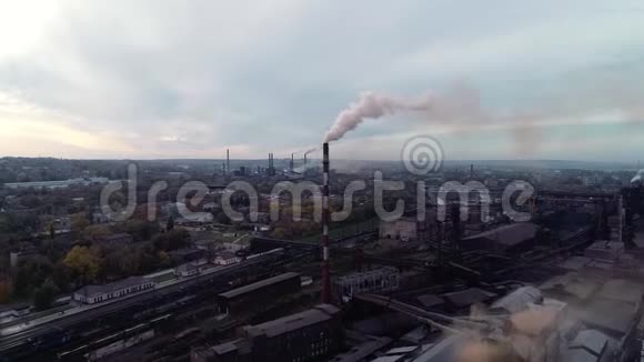 空中视频拍摄城市工业区视频的预览图