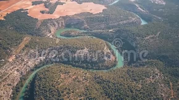 西班牙多山朱卡尔河的鸟瞰图视频的预览图