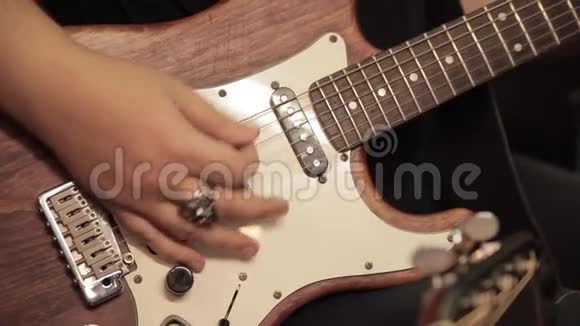 带着戒指的男性手弹电吉他视频的预览图