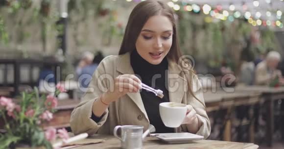 女孩在咖啡里倒糖视频的预览图