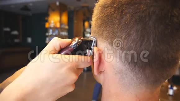 理发师在时尚沙龙里用剪刀给顾客理发发型师剪头发的手视频的预览图