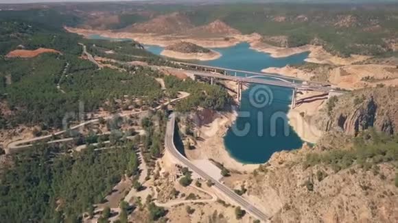 西班牙山区公路桥ViaductodeContreras的鸟瞰图视频的预览图
