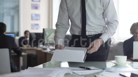 男老板在办公室里看文件喝茶视频的预览图