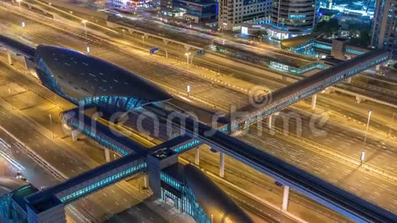 迪拜地铁和有轨电车站的未来式建筑和夜间穿越后的豪华摩天大楼视频的预览图