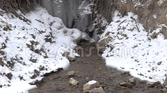 山溪冰冻瀑布视频的预览图