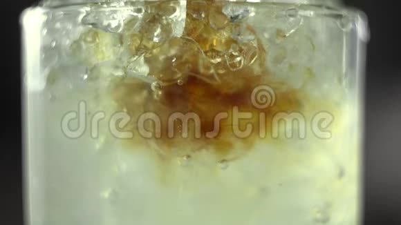 用碎冰和黄色柠檬汁倒入一杯Kvass做鸡尾酒视频的预览图