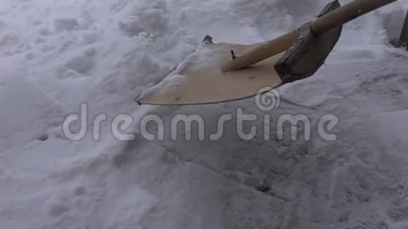 小村庄降雪和除雪视频的预览图