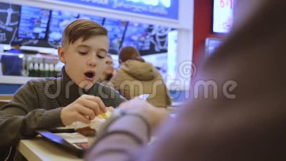 一个男孩在快餐店吃薯条快餐健康食品视频的预览图