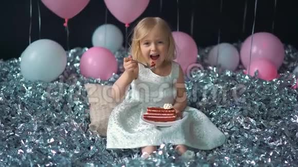 吃草莓馅饼的小女孩视频的预览图