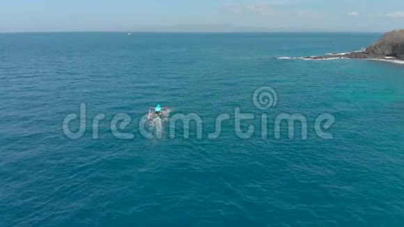 传统巴厘岛船只在公海上的空中拍摄前往印度尼西亚的旅行视频的预览图