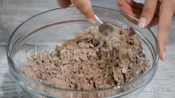 将黄油切成面粉制成巧克力面团视频的预览图