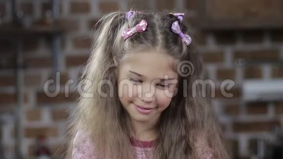 可爱的女孩用自制饼干遮住眼睛视频的预览图