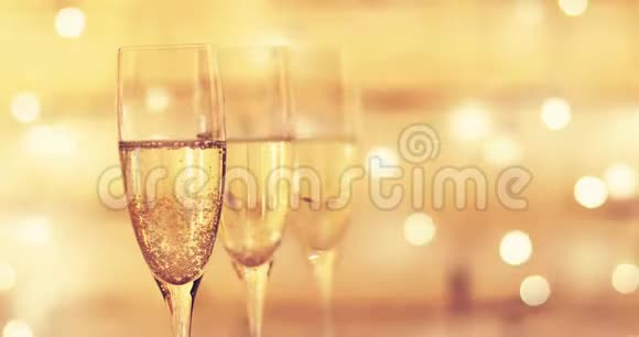 闪烁的bokeh背景上的香槟酒杯视频的预览图