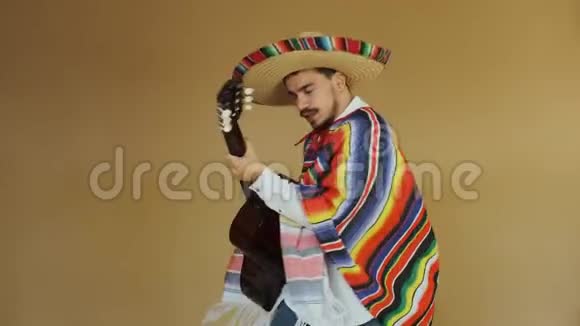 穿着民族服装弹吉他的年轻墨西哥人视频的预览图