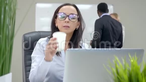 办公室里的女人在商务会议的背景下思考一个想法视频的预览图