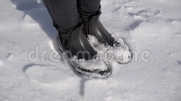 雪中少女的腿那个女人在一个白雪覆盖的冬季公园里冻僵了视频的预览图