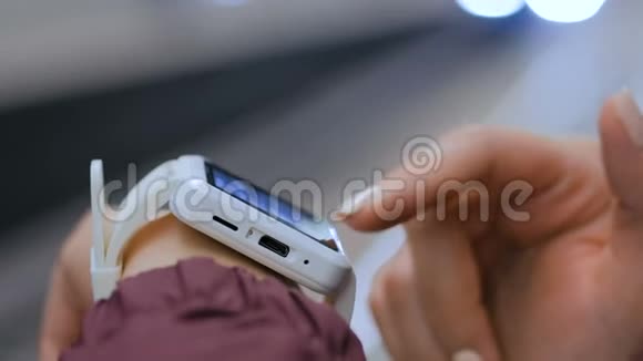 地铁站台上戴白色智能手表的女人视频的预览图